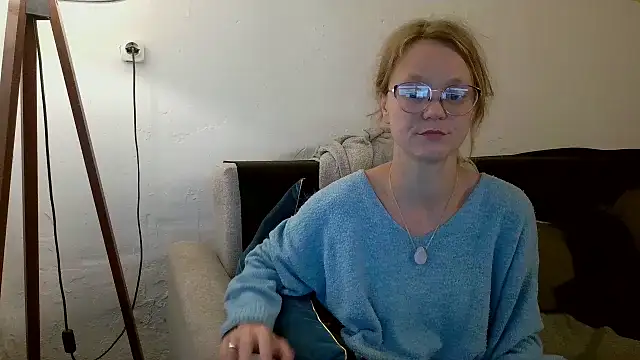 Snapshot of little-leni chatting on May 30, 2026, 8:03 pm little-leni online show from May 30, 2026, 8:03 pm