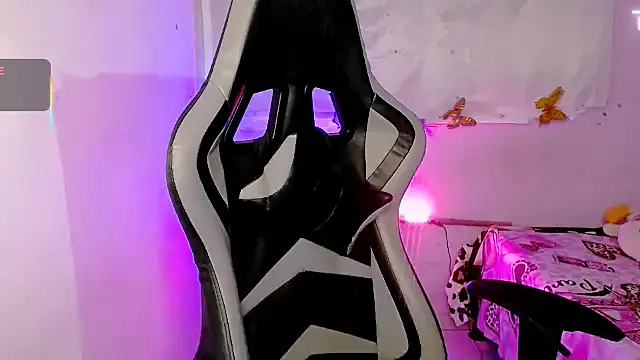 ninatiny online show from October 16, 2025, 8:22 am