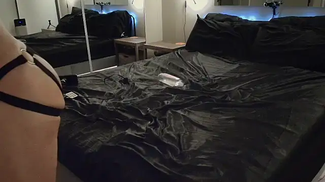 MikyFoxx online show from November 24, 2025, 7:19 am