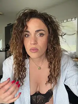 Clara-xoxo online show from March 3, 2026, 12:01 pm