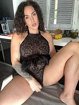 Clara-xoxo online show from November 27, 2025, 1:22 pm