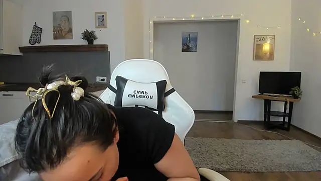 Tiffany Flynn online show from January 24, 2025, 10:32 am