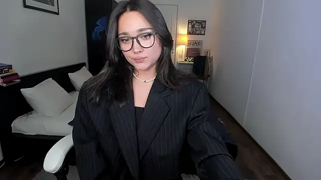 Tiffany Flynn online show from December 24, 2024, 8:05 pm