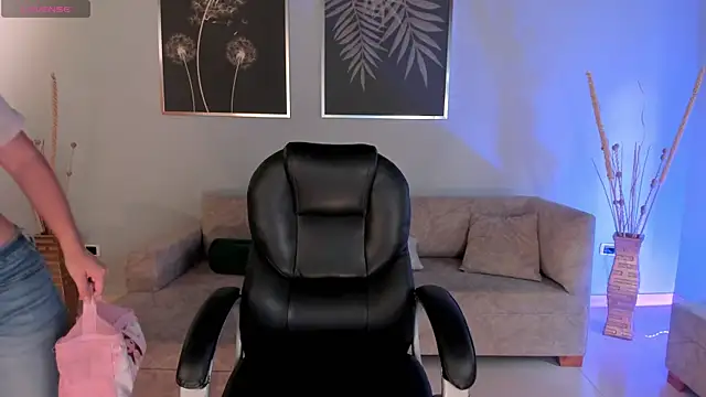 Snapshot of MorganHicks chatting on September 21, 2025, 12:10 pm MorganHicks online show from September 21, 2025, 12:10 pm