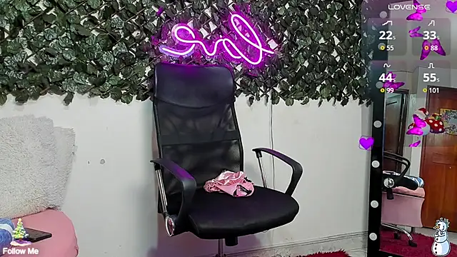 DestinyHills online show from November 12, 2025, 2:26 am