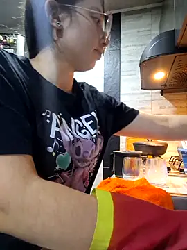 linda-schmidt online show from December 16, 2025, 1:21 am