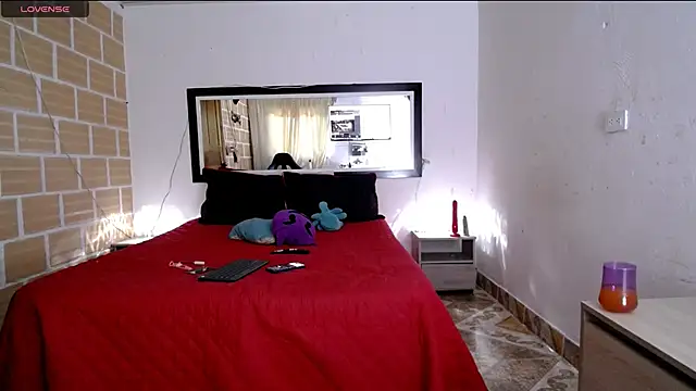 Julieta Rodriguez online show from November 11, 2025, 5:41 pm