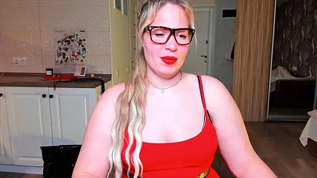 Snapshot of HotTiffani chatting on February 27, 2026, 5:35 pm HotTiffani online show from February 27, 2026, 5:35 pm