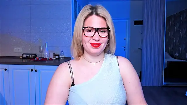 Snapshot of HotTiffani chatting on January 18, 2026, 6:39 am HotTiffani online show from January 18, 2026, 6:39 am