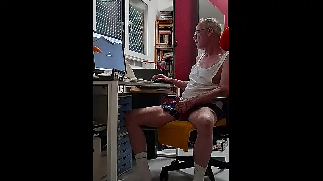 Snapshot of BerndisCam chatting on July 15, 2026, 7:15 am BerndisCam online show from July 15, 2026, 7:15 am