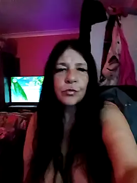 Leanne43 online show from April 22, 2026, 9:21 pm