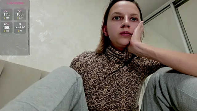 Alisa-w online show from November 17, 2025, 2:32 pm