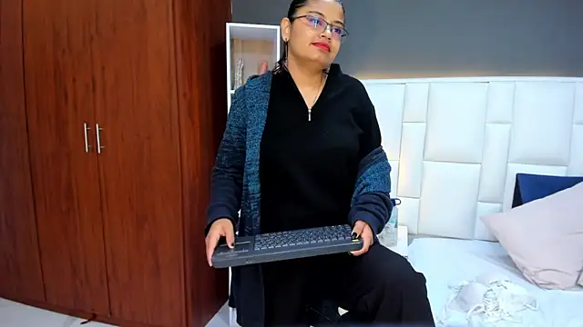 yeral2017 online show from October 13, 2025, 2:18 pm