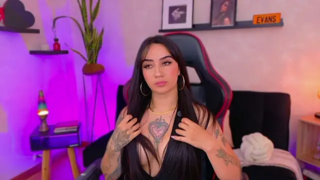 EmmyEvans1 online show from February 4, 2026, 7:42 pm