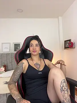 Snapshot of EmmyEvans1 chatting on March 5, 2025, 12:05 am EmmyEvans1 online show from March 5, 2025, 12:05 am