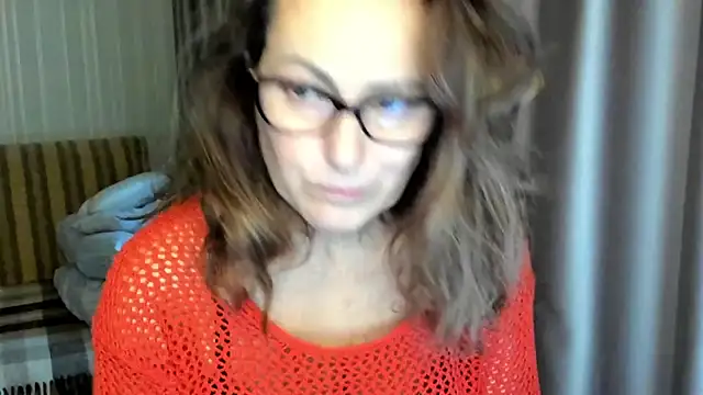 lauraoven online show from November 5, 2025, 7:55 am