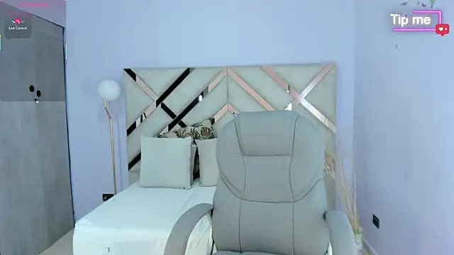 tati saldarriaga online show from November 19, 2025, 7:58 pm