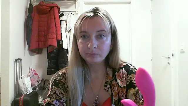 SusanCurt online show from November 6, 2025, 10:08 am