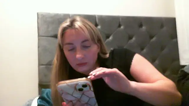 SusanCurt online show from October 18, 2025, 6:43 pm