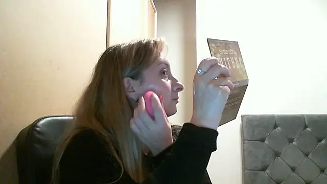 SusanCurt online show from October 25, 2025, 10:03 am