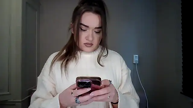 Snapshot of avajade chatting on November 18, 2025, 9:56 am avajade online show from November 18, 2025, 9:56 am