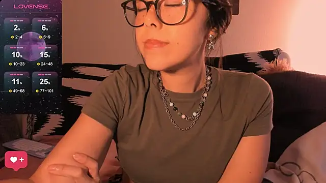 Evie-Luna online show from October 5, 2025, 12:45 am