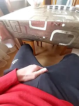 MlodyDres online show from November 4, 2025, 8:29 am