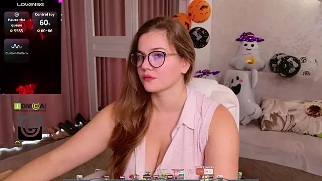 KellyKleine online show from November 3, 2025, 9:57 am