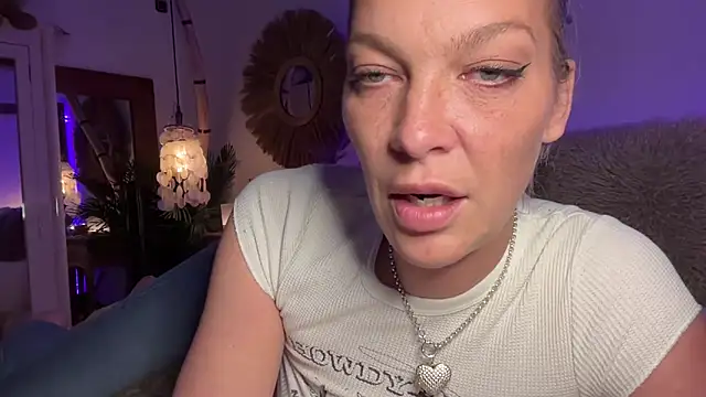 cyberchickie maria online show from February 28, 2025, 9:33 pm