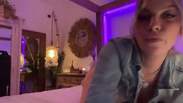cyberchickie maria online show from February 27, 2025, 9:14 pm