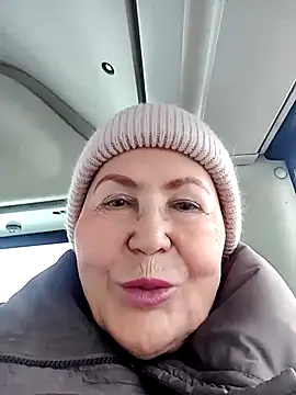 Snapshot of Hottie-Mom chatting on February 7, 2026, 10:45 am Hottie-Mom online show from February 7, 2026, 10:45 am