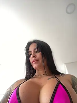 LaraHenao online show from February 4, 2026, 3:51 pm