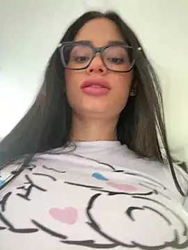 LaraHenao online show from March 4, 2025, 1:06 pm