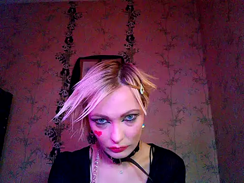 WildMissNiks online show from November 3, 2025, 8:07 am