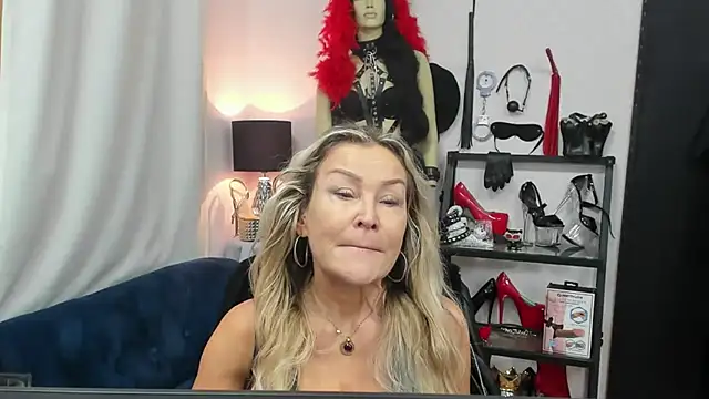 crystaLUX online show from October 15, 2025, 4:11 am