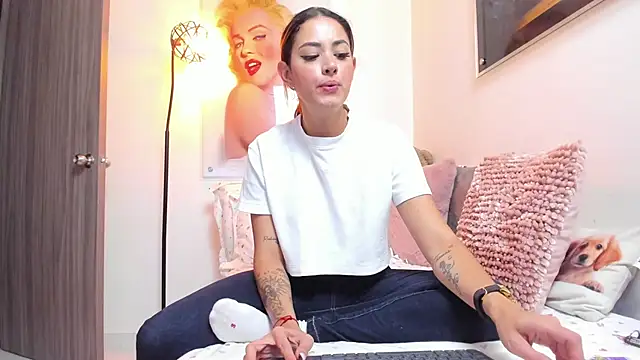 Snapshot of KimberlySaen chatting on February 18, 2025, 7:52 pm KimberlySaen online show from February 18, 2025, 7:52 pm