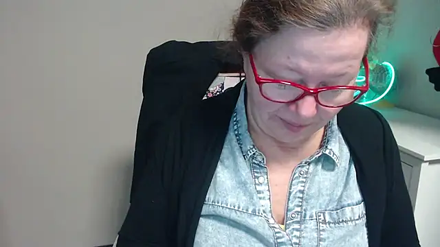 Snapshot of Adelewildx chatting on March 4, 2025, 4:06 am Adelewildx online show from March 4, 2025, 4:06 am