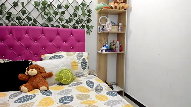 BellaBellosinia online show from October 18, 2025, 3:19 am