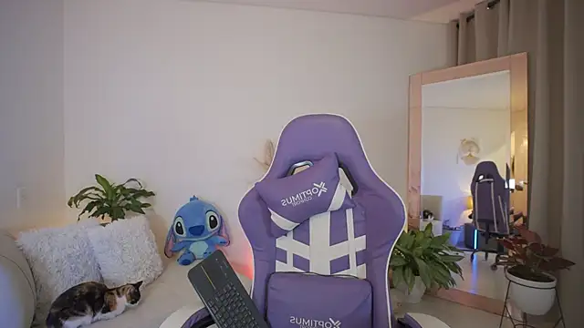 roxie gates  online show from March 29, 2026, 2:24 am