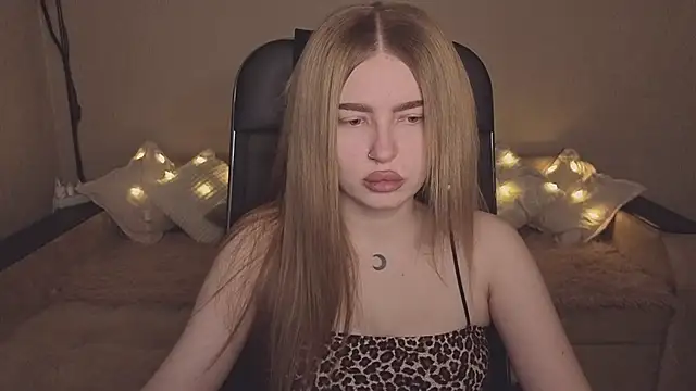 ViolettaLopez online show from December 4, 2025, 1:21 pm