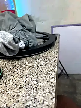 Snapshot of roman_and_jessie chatting on October 19, 2025, 5:54 am roman and jessie online show from October 19, 2025, 5:54 am