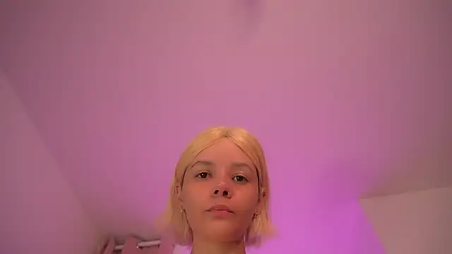 Snapshot of bella_adams_ chatting on December 19, 2025, 4:16 am bella adams online show from December 19, 2025, 4:16 am