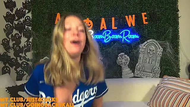 boomboomr00m online show from November 2, 2025, 4:39 am