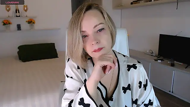 Tilly Eliot online show from September 24, 2025, 2:01 pm