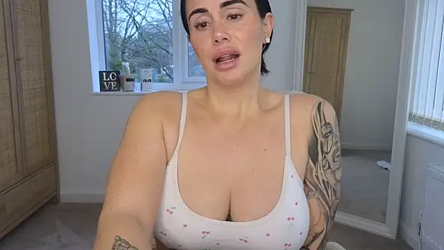 Snapshot of LibbyLoveHeartx chatting on February 12, 2026, 8:36 am LibbyLoveHeartx online show from February 12, 2026, 8:36 am