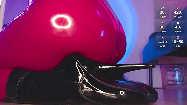 auroralatexprincess online show from February 6, 2025, 9:28 pm