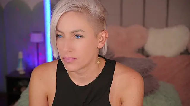 VickySecret96 online show from September 14, 2025, 4:40 pm