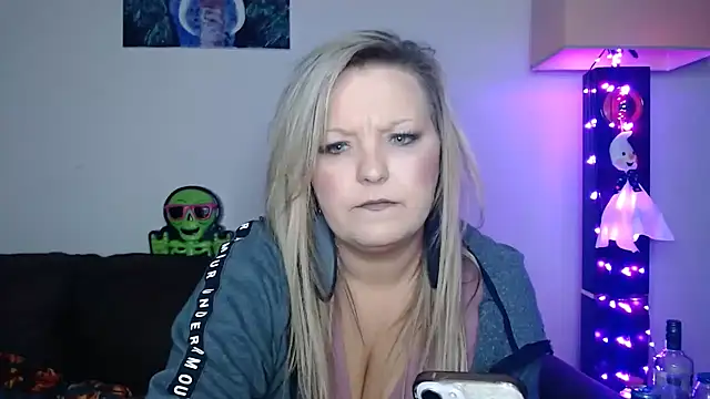 Snapshot of BigTitBarbie68 chatting on October 3, 2025, 6:26 am BigTitBarbie68 online show from October 3, 2025, 6:26 am