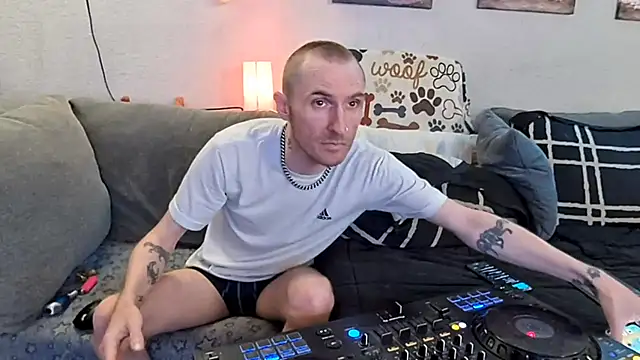 Snapshot of pyrowuff chatting on February 12, 2026, 7:41 am pyrowuff online show from February 12, 2026, 7:41 am