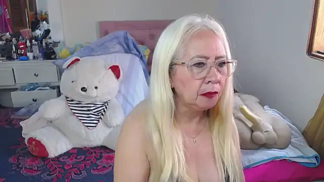 Snapshot of lucy_belle_bm chatting on April 27, 2026, 2:26 pm lucy belle bm online show from April 27, 2026, 2:26 pm